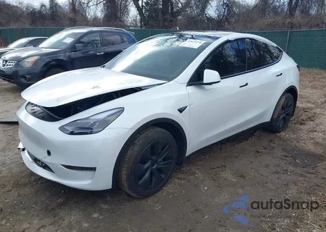2024 Tesla Model Y Long Range Dual Motor All-Wheel Drive z USA, uszkodzony, nr VIN 7SAYGDEE2RA335897